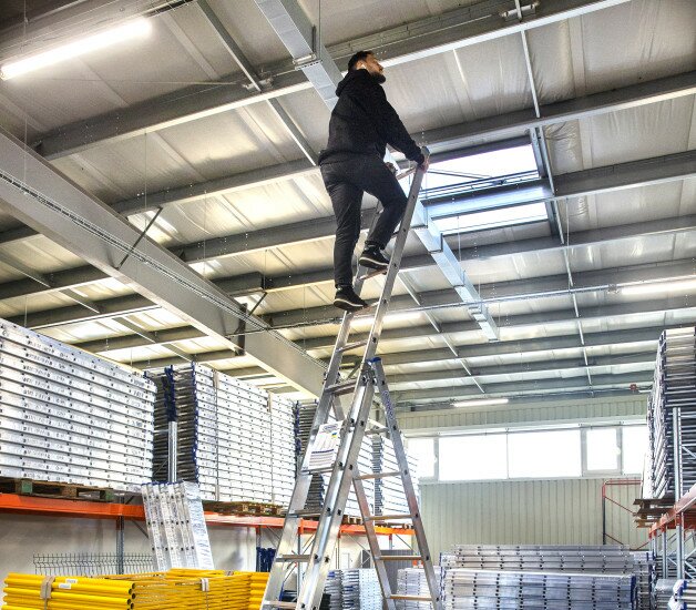 How does a 3-section aluminum ladder fold out?